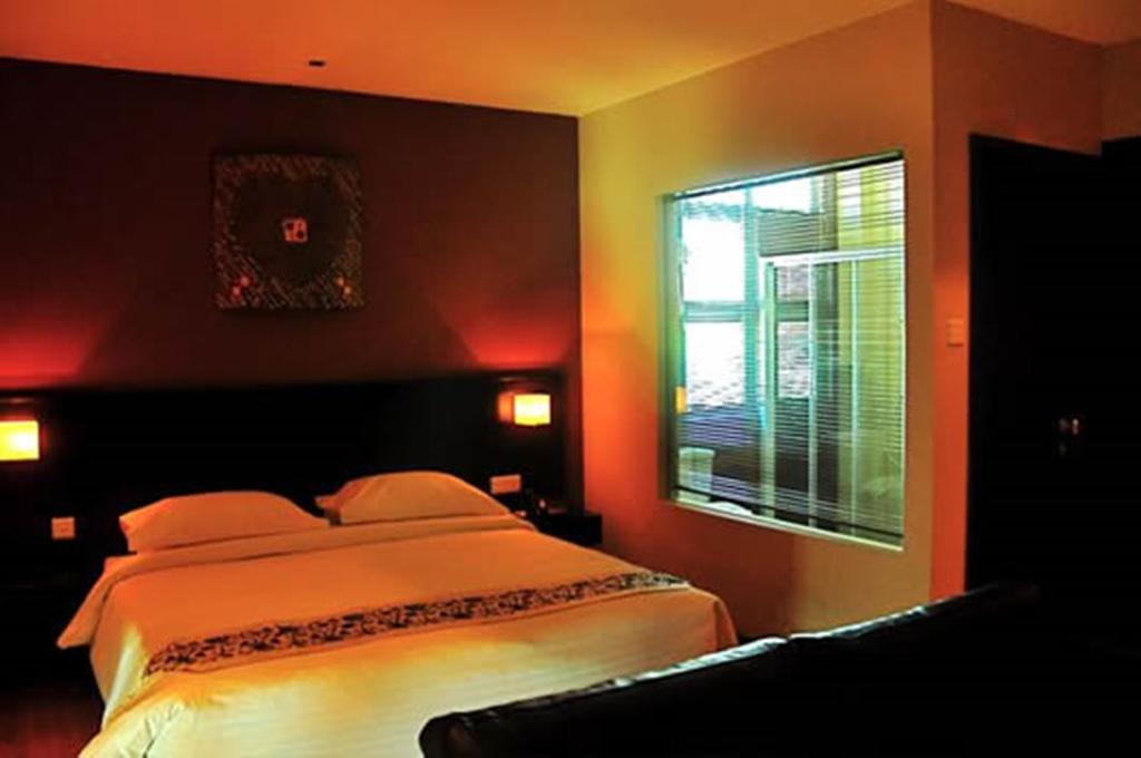 Tat Place Hotel Kuala Belait Room photo